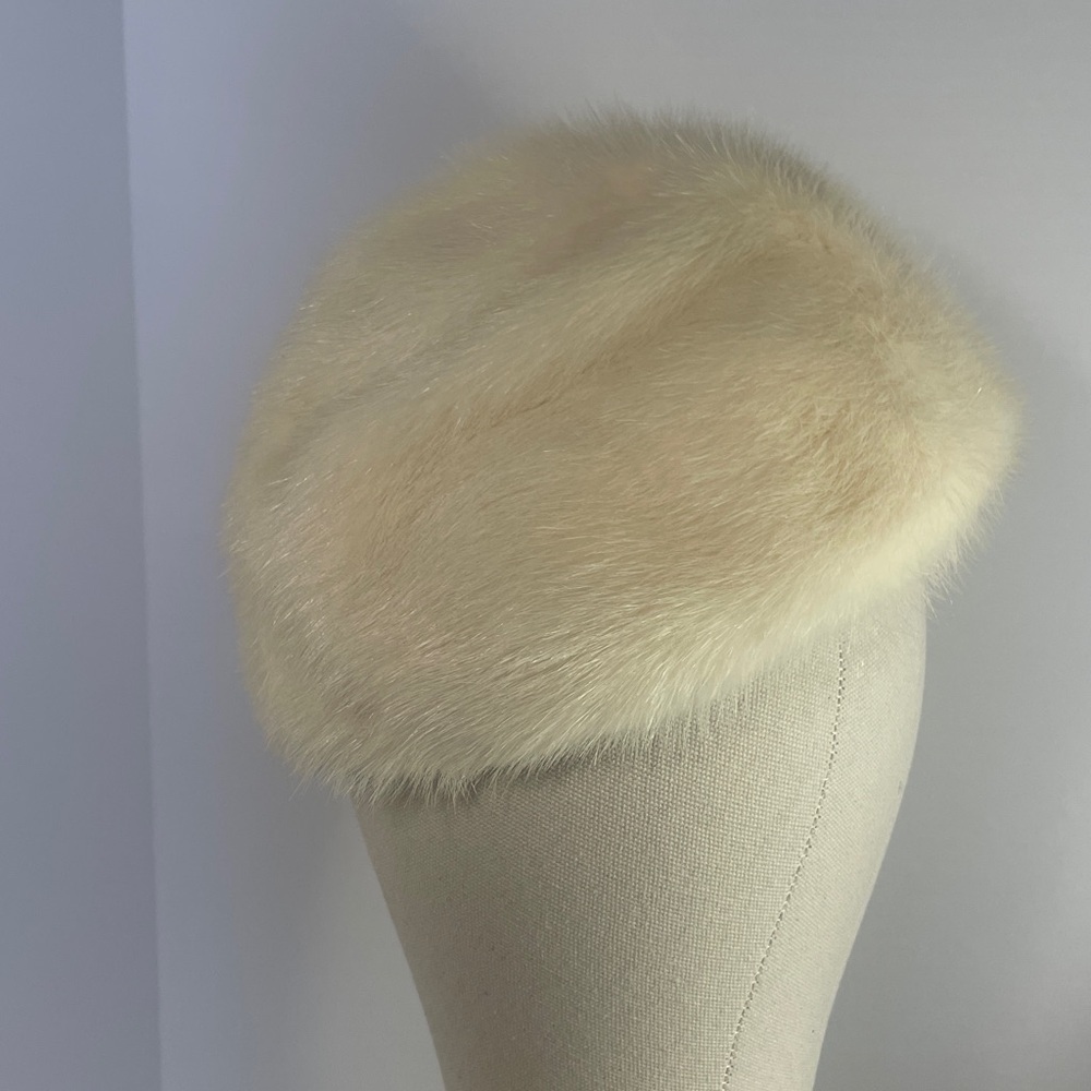 VINTAGE Cream Fur Hat from ORBACH’S OVAL ROOM 50’s -60’s.  Likely Mink.